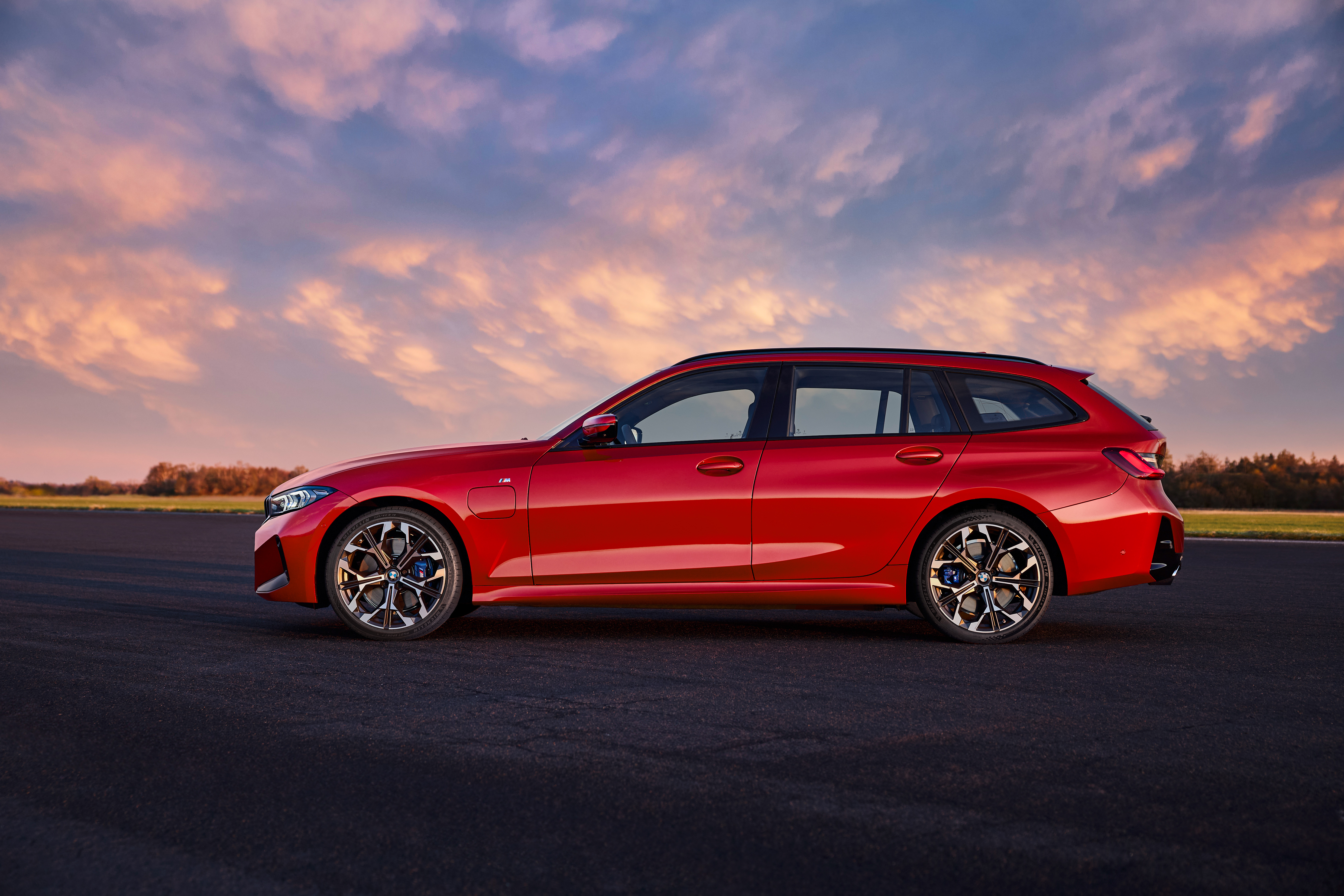 P90549650_highRes_the-new-bmw-330e-tou
